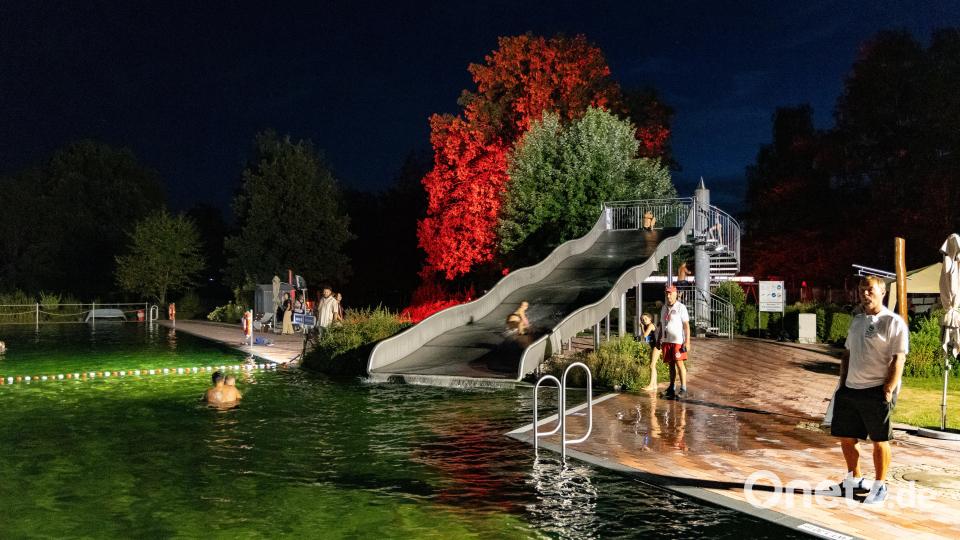 Das Mondscheinschwimmen im Naturerlebnisbad Immenreuth nutzten wieder einige Badegäste. Bild: Roland Wellenhoefer