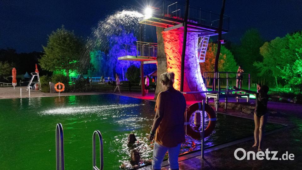 Zum Mondscheinschwimmen im Naturerlebnisbad Immenreuth nutzten wieder einige Badegäste. Ein beleuchteter Wasserfall, der sich vom Turm herab ergoss, sorgte für besondere Urlaubsstimmung. Bild: Roland Wellenhoefer