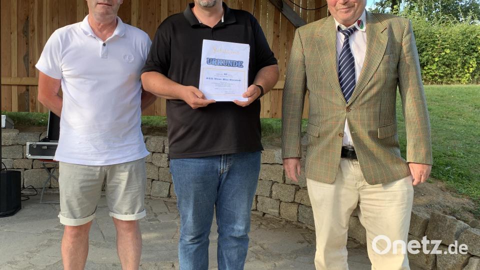 Vorstand Matthias Alfery(Mitte) nahm die Glückwünsche von Stadtverbandsvorsitzenden Wolfgang Schwarz(Links) und Kreisvorsitzenden Hans Kneissl(rechts) entgegen. Bild: adj