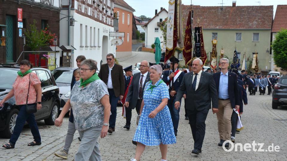 Beim Kirchenzug mit dabei die Bürgermeister Klaus Meyer (Mitte) und Johann Burger (Zweiter von rechts) sowie zahlreiche Vereine aus der Marktgemeinde Bad Neualbenreuth. Bild: jr