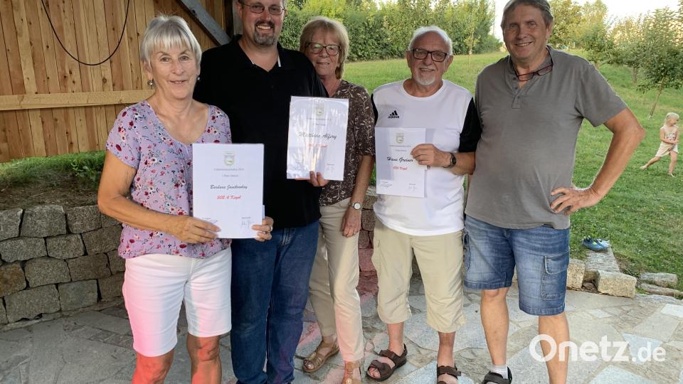 Clubmeisterin Barbara Janikowsky, Clubmeister und Bahnpfleger Matthias Alfery, Bahnpflegerin Jutta Kraus, 2. Clubmeister Hans Greiner wurden ausgezeichnet. Kassier Udo Janikowsky gratuliert. Bild: adj