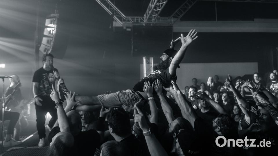 Crowdsurfing mit den Emil Bulls im &quot;Salute&quot;. Bild: Hannes Stock