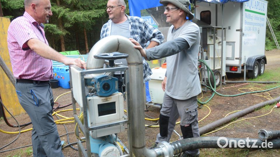 Lagebesprechung am Wasserzähler: Norbert Weiß (Stadtwerke), Achim Kulling und Markus Peter von der Firma &quot;Aquaplus&quot; (von links) sind mit dem Verlauf der Reinigung zufrieden. Bild: Gabi Schönberger