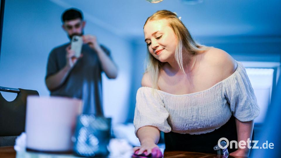 In ihren Videos erklärt Lea de Bruijn unter anderem, wie man Oberflächen möglichst lange staubfrei hält. Bild: Christoph Reichwein/dpa