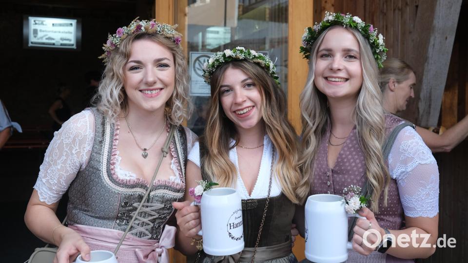 Die Kirwamoidln Shania, Hannah und Marina (von links) hatten nicht nur sich fesch herausgeputzt, sondern auch noch ihre persönlichen Krüge geschmückt. Bild: Hirsch
