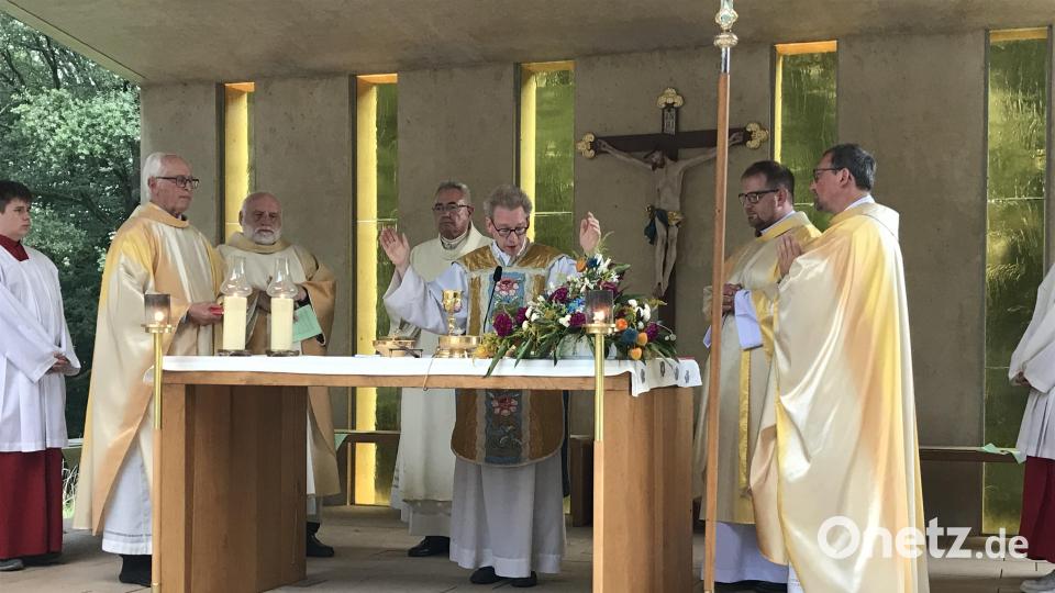 Ruhestandspfarrer Hans Peter Heindl, Pater Alfred Lindner, Diakon Dieter Gerstacker, Pfarrer Daniel Fenk und Pfarrvikar Christian Preitschaft (hinten, von links) zelebrieren beim Abschiedsgottesdienst für Dekan Christian Schulz (vorn, Mitte) am Freialtar auf dem Frohnberg mit. Bild: mma