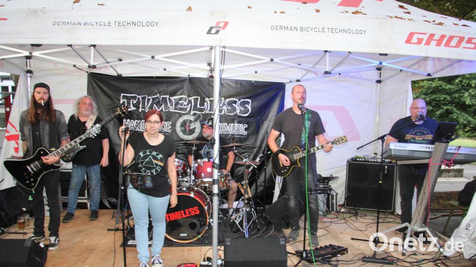 Am Abend sorgte die Band &quot;Timeless&quot; mit rockiger Musik für Stimmung. Bild: kro