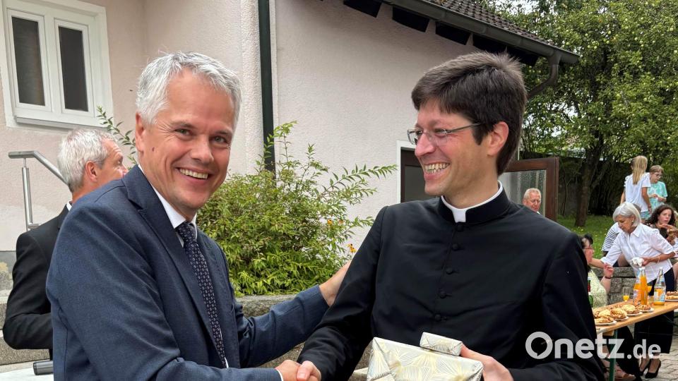 Bürgermeister Thomas Meiler verabschiedet Pfarrer Georg Gierl Bild: cro