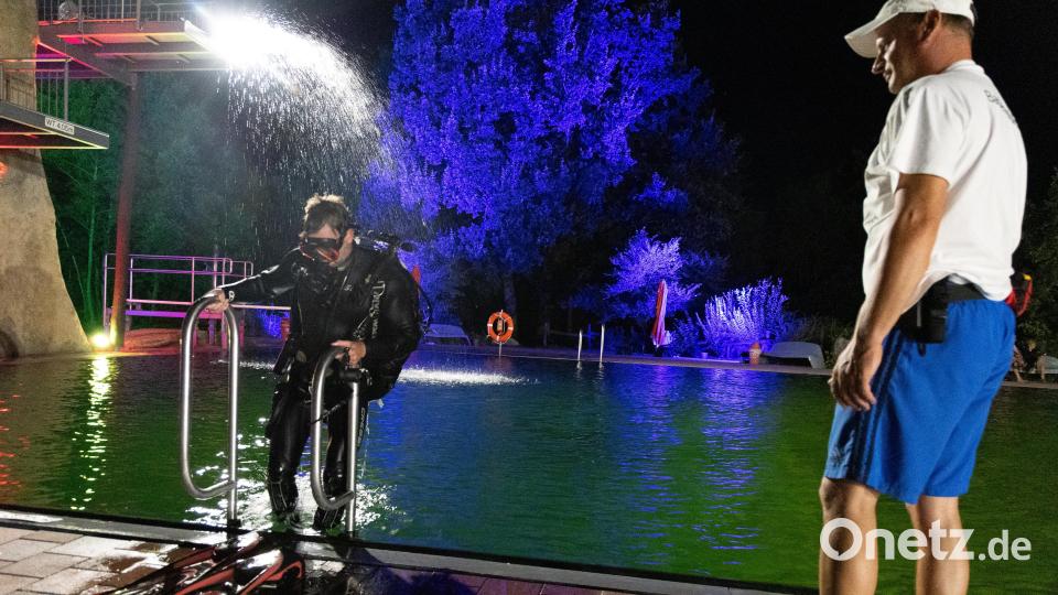 Bademeister Kai Wolf und Taucher Bill. Letzterer übernahm die Absicherung der Schwimmer im Wasser. Bild: Roland Wellenhoefer