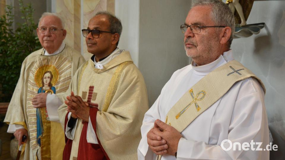 Festprediger Siegfried Wölfel (links), Pfarrer George Parankimalil (Mitte) und Diakon Georg Lindner (rechts) standen am Altar. Bild: jr