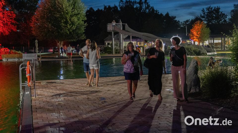 Nach dem Essen beim Italienischen Abend nutzten einige Gäste die Gelegenheit, im Mondschein durch das Naturerlebnisbad Immenreuth zu schlendern. Bild: Roland Wellenhoefer