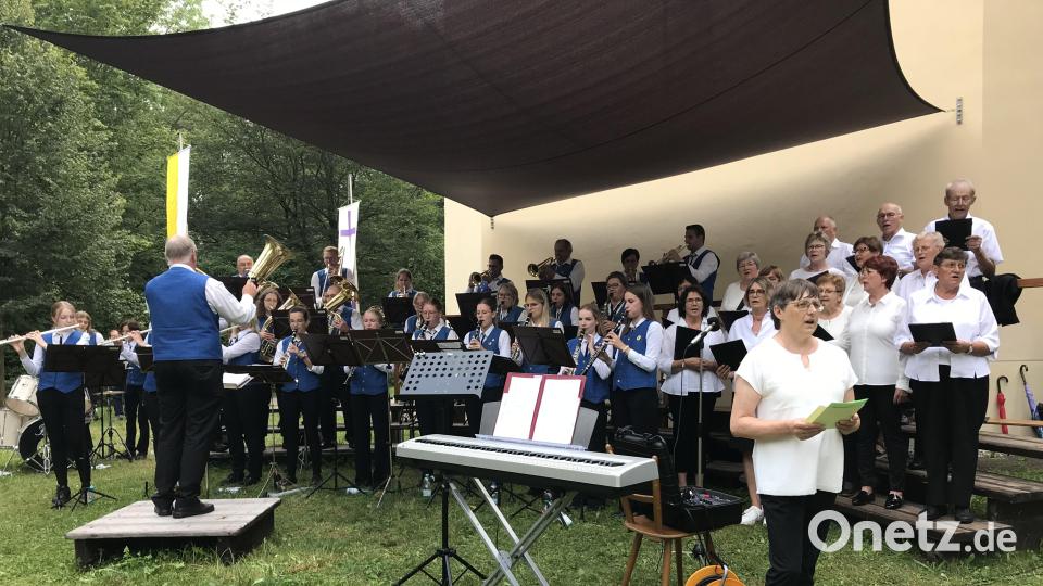 Die Marktbläser unter Leitung von Matthias Fenk und der Projektchor unter Renate Werner begleiten den Abschlussgottesdienst der Frohnbergfestwoche. Bild: mma
