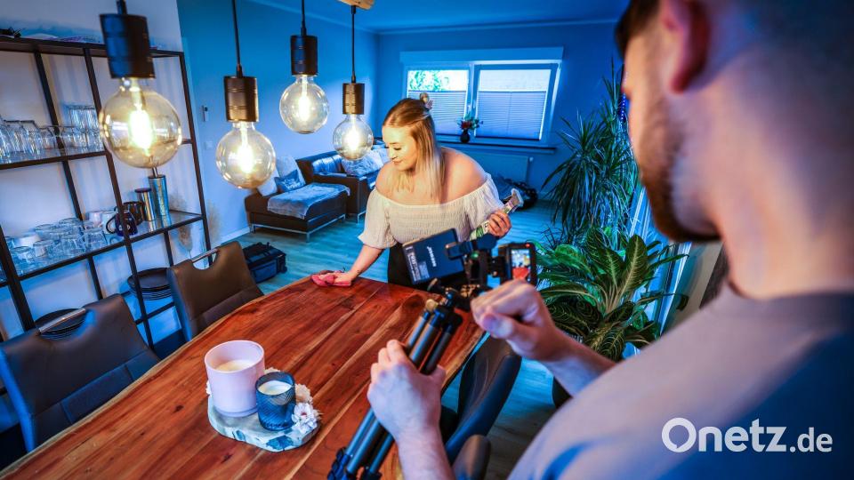 Der Freund der Influencerin filmt sie beim Putzen. Bild: Christoph Reichwein/dpa