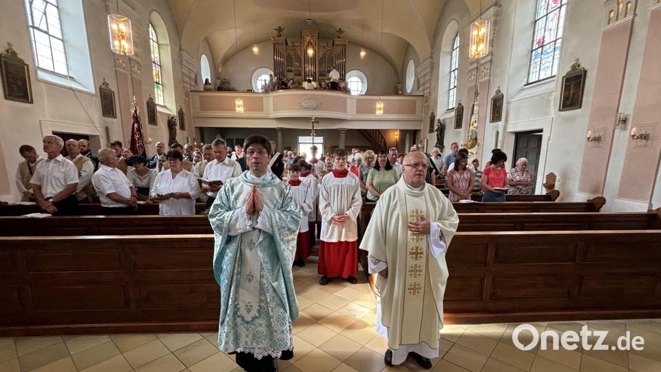 Auszug aus der Kirche nach einem feierlichen und bewegenden Gottesdienst Bild: cro