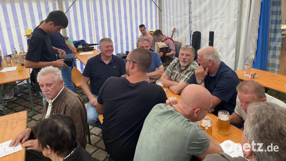 Vom Frühschoppen an klappte die Versorgung mit Getränken durch die vielen Helfer beim Dorffest Albersrieth hervorragend. Bild: fvo