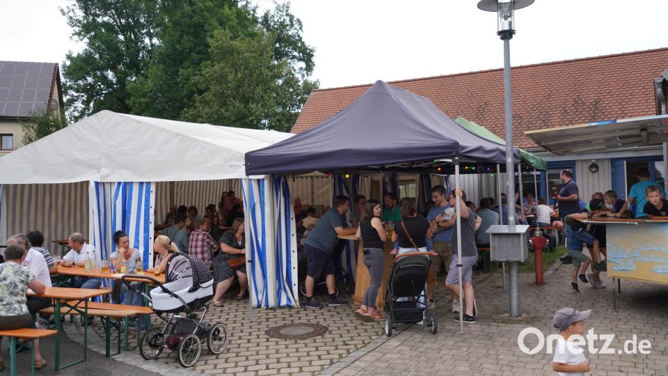 Rund um den Dorftreff hatten die Albersriether Zelte und Verpflegungsstände für das Dorffest aufgebaut. Bild: fvo