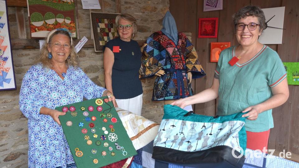 Erstmals dabei waren die „Herzl-Quilter“ aus Weiden mit Rosmarie Münchmeier (links), hier gemeinsam mit den beiden Bad Neualbenreuther Organisatorinnen Monika Galbrecht (Mitte) mit dem wertvollen Kimono sowie Beate Ott mit einer handgefertigten Handtasche. Bild: jr