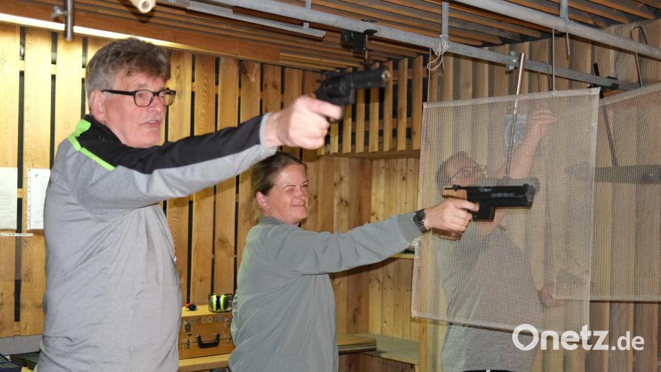 Schützenmeister Johann Kaußler und MdB Tina Winklmann testen bei einem Probeschießen die Anlage der Schützengesellschaft Schwarzenfeld. Bild: Hirsch