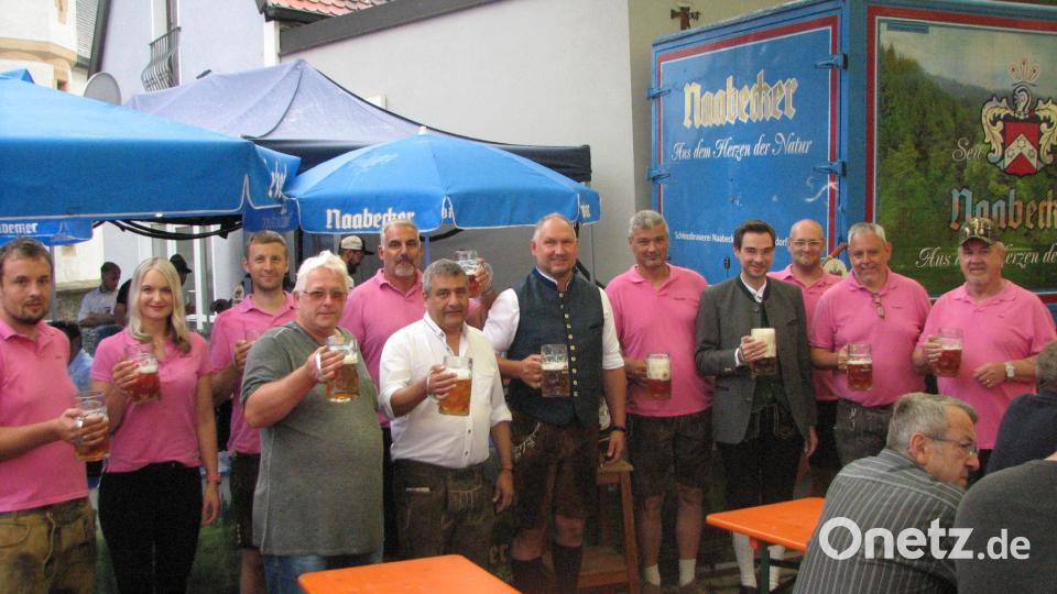 Nach dem Anzapfen um 10 Uhr stießen Landtagsabgeordneter Stephan Oetzinger, Kartellvorsitzender Richard Kammerer und seine Kollegen auf ein fröhliches Bürgerfest an. Bild: knh