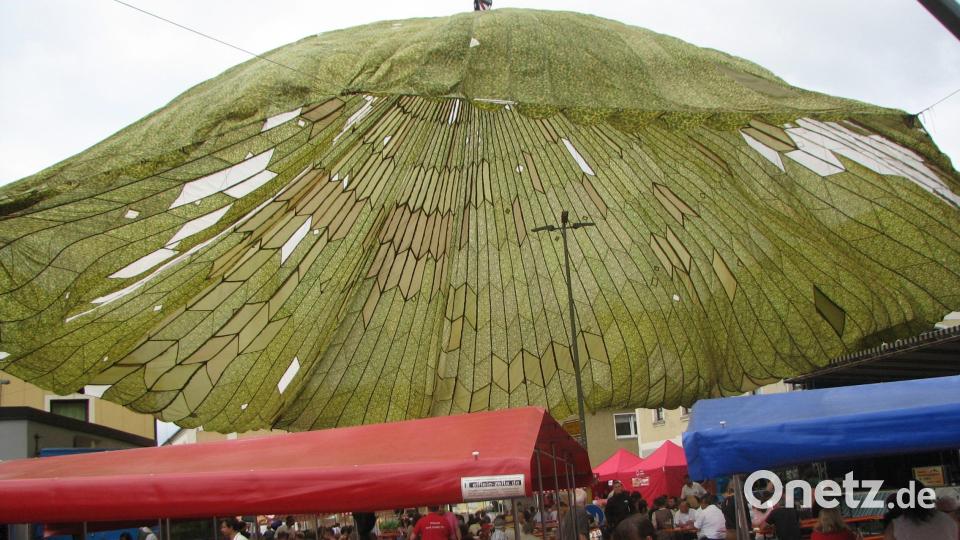 Ein großer Seidenfallschirm spendete Sonnen- und Regenschutz. Bild: knh