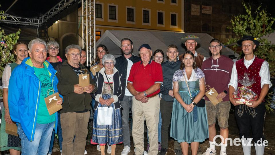 Die Gewinner der Sachpreise und der Kurzzeit-Kirwabaumbesitzer Manfred Brand (Mitte), der ihn sofort den Kirwapaaren stiftete. Bild: ge