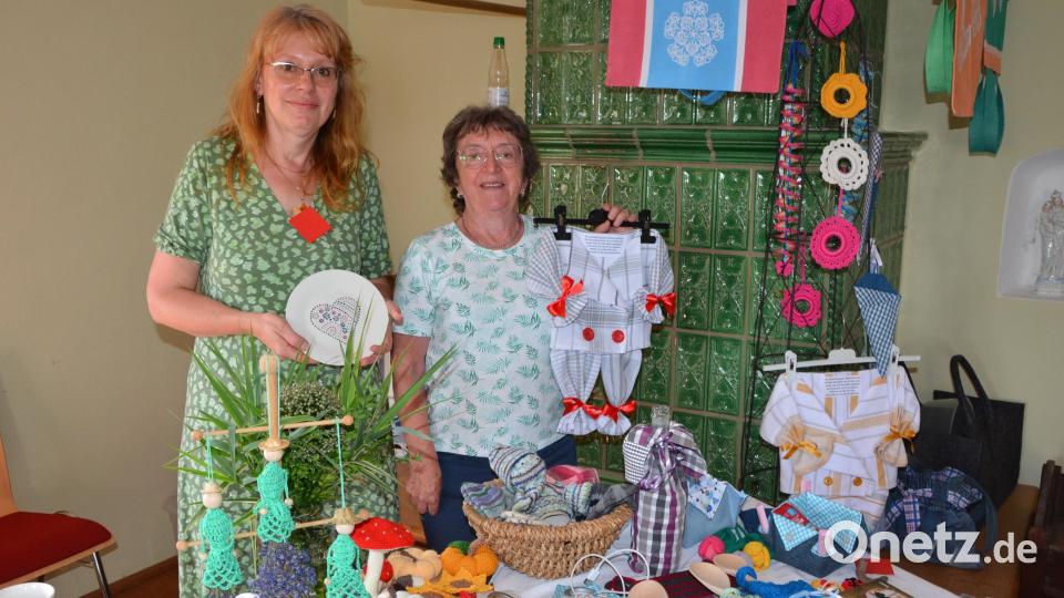 Lenka Schröter (links) und Helga Sporrer mit Hand- und Näharbeiten. Bild: jr