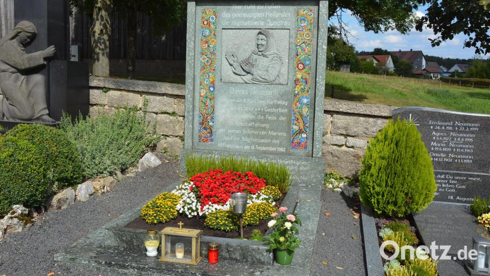 1962 ist Therese Neumann, im Volksmund nur kurz Resl genannt, in Konnersreuth gestorben. Seit 2005 läuft der Seligsprechungsprozess für sie. Hier am Konnersreuther Friedhof hat sie in einer Gruft ihre letzte Ruhestätte gefunden. Bild: jr
