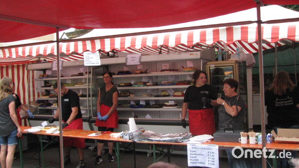 Reichhaltig war wieder das Angebot der Feuerwehr im Kaffee und Kuchenstand. Bild: knh
