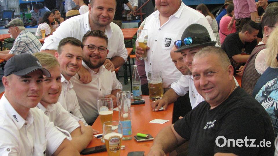 Einheitlich gekleidet nahmen die jungen Spieler des Fußballvereins am Bürgerfest teil. Bild: knh
