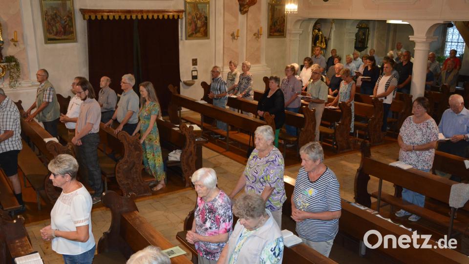 Blick in die Pfarrkirche am Samstagabend, wo der allmonatliche Resl-Gebetstag stattfand. Bild: jr