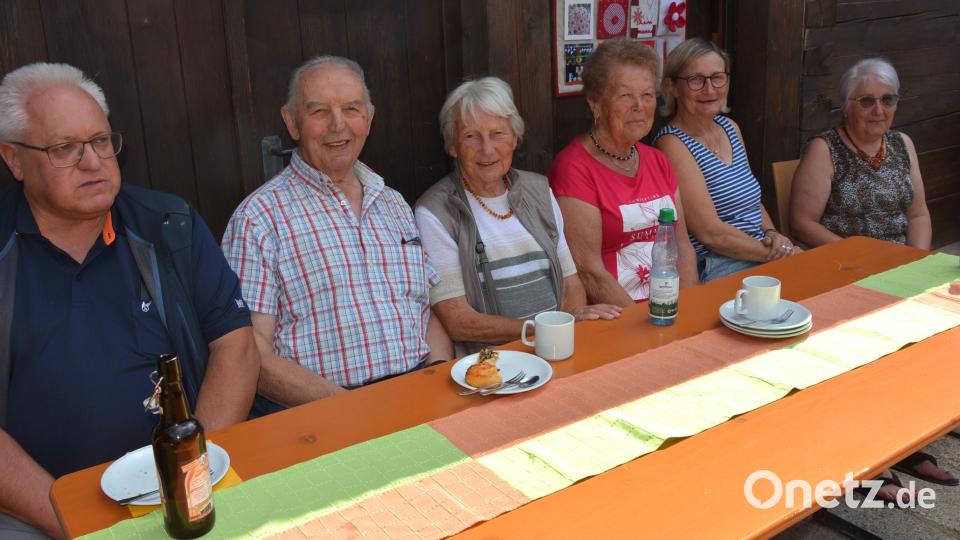 Etwas zurückgezogen die Bad Neualbenreuther, die sich ein eher schattiges Plätzchen suchten. Bild: jr