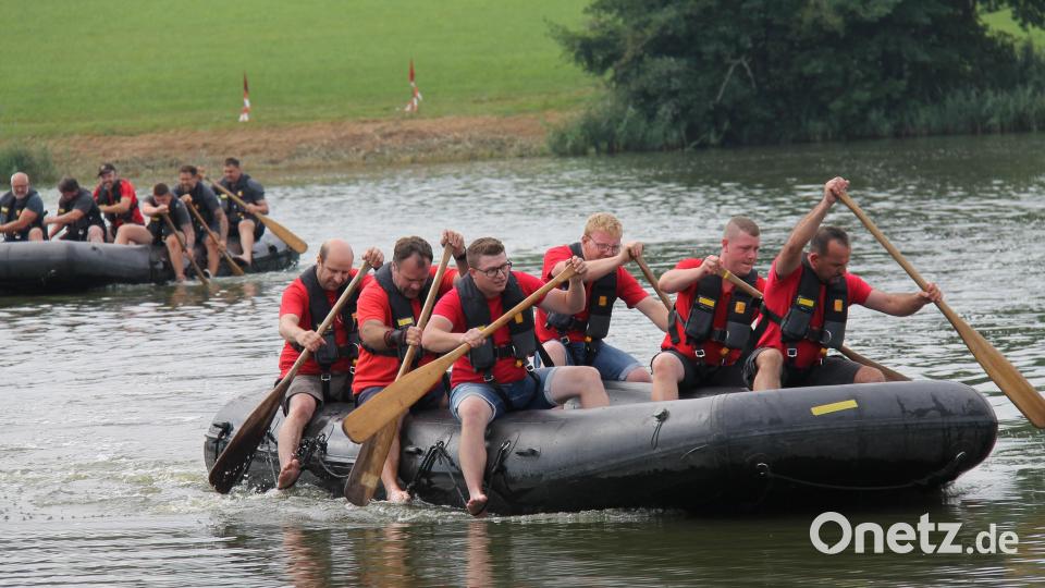 Das Team der FFW Thanstein legt sich mächtig ins Zeug und lässt die Vorjahressieger vom Burgverein deutlich hinter sich. Bild: dl