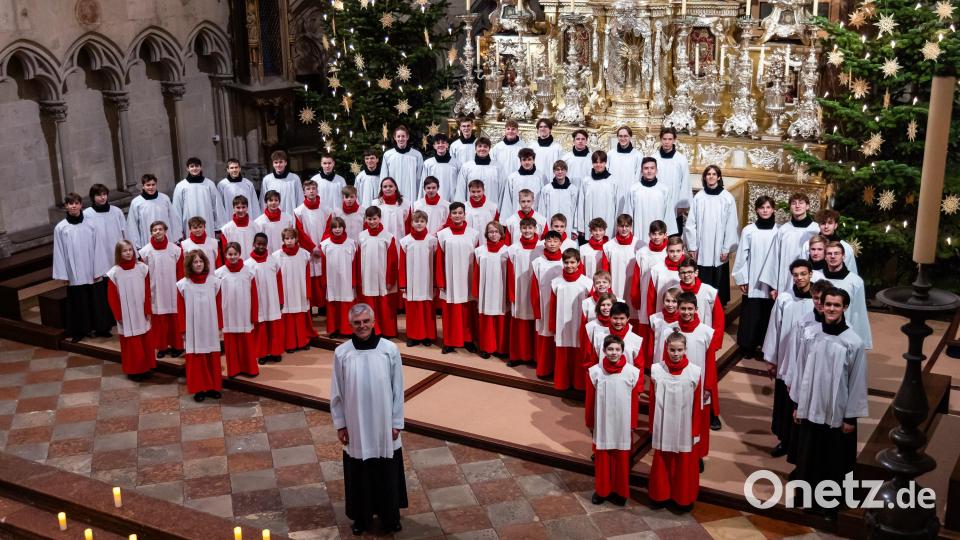 Die Regensburger Domspatzen mit Benjamin Appl im Dom St. Peter. Bild: Michael Vogl