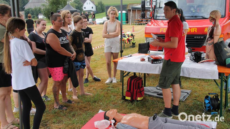 Die Feuerwehr Thanstein und Christina Bauer bei der Ausbildung der Teilnehmer Bild: dl