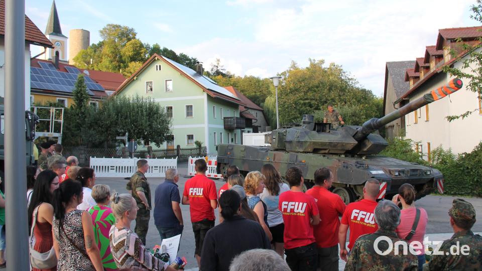 Der Kampfpanzer Leopard war die Attraktion in der Thansteiner Dorfmitte. Bild: dl