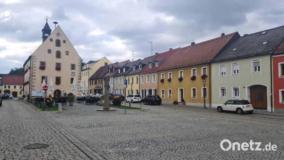 Auf den Dächern der Altstadt sollen bald PV-Anlagen möglich sein. Der Stadtrat hat nun eine Änderung der Satzung beschlossen. Bild: sne
