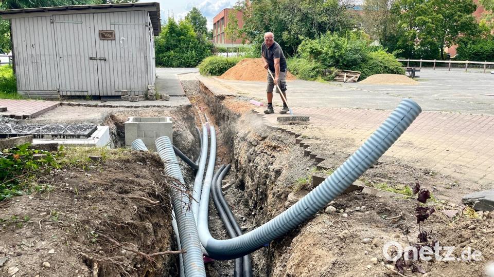 Der Pausenhof der Realschule ist Baustelle. Die Tiefbaufirma Schieder, Bechtsrieth, und Mitarbeiter der Stadtwerke Weiden nutzen die Ferien, um Fernwärmeleitungen für den Anschluss des Neuen Rathauses (im Hintergrund) zu verlegen. Bild: Gabi Schönberger