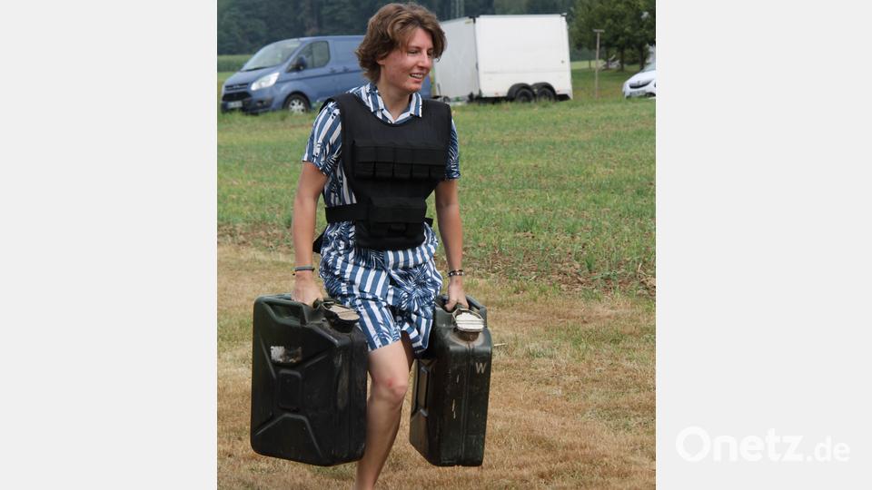 Zwei Kanister mit je 18 Kilogramm sind über eine Strecke von 100 Meter zu tragen. Bild: dl