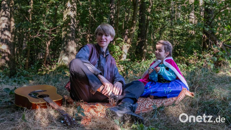 Anna (Anna Heinrich) bittet Kristoff (Matthias Süß) um Hilfe bei der Suche nach ihrer Schwester Elsa Bild: Christopher Heinrich/exb