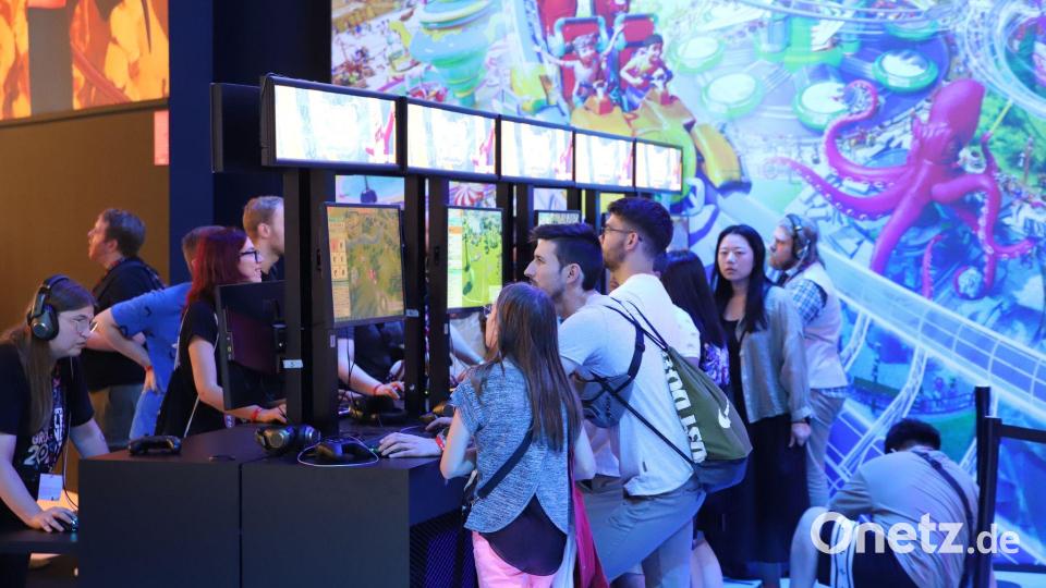 Computerspieler testen ein neues Game bei der Gamescom 2023. Bild: Sascha Thelen/dpa