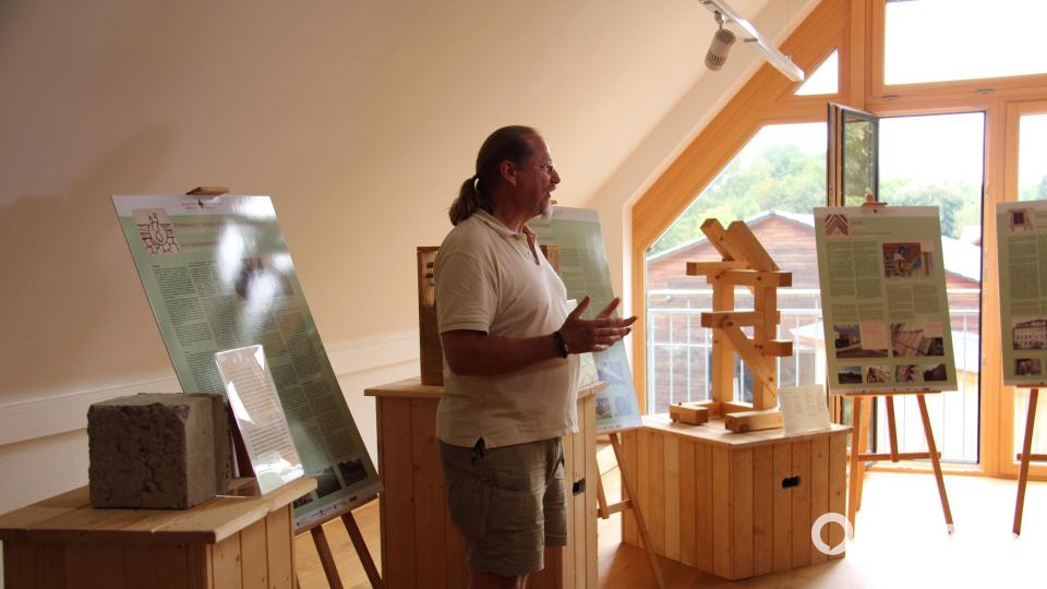Stefan Wolters eröffnete gleich zwei Ausstellungen am Sonntagnachmittag im Verwaltungsgebäude des Bärnauer Geschichtsparks. Die eine beschäftigt sich mit dem alten Handwerk, die andere stellt Leben und Wirken von Jan Zizka dar. Bild: prh