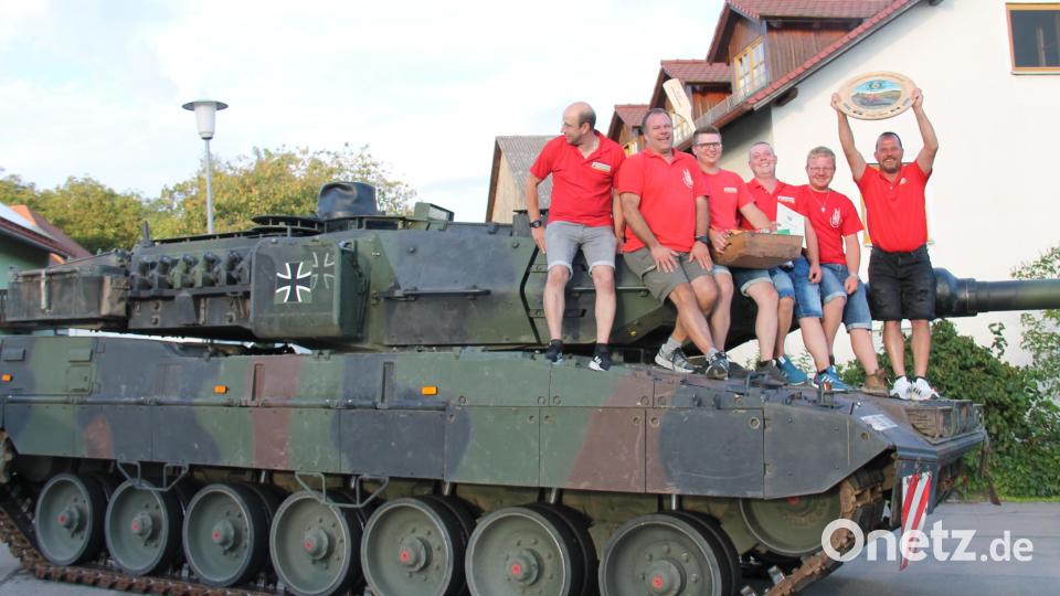 Das Team der FFW Thanstein feiert ihren Sieg auf einem Leopard. Bild: dl