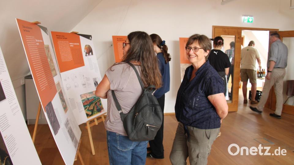 Gleich zwei Ausstellungen wurden am Sonntagnachmittag im Verwaltungsgebäude des Bärnauer Geschichtsparks eröffnet. Die eine beschäftigt sich mit dem alten Handwerk, das im Naturdorf neu gelernt wurde, die andere stellt Leben und Wirken von Jan Zizka zu seinem 600. Todestag dar. Bild: prh