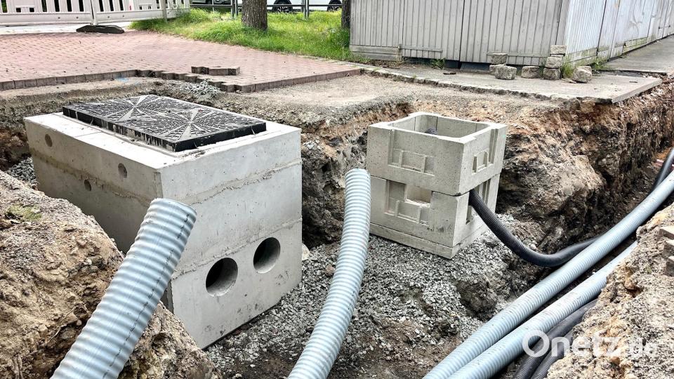 Im Fernwärmeschacht (links) befinden sich Absperrschieber und Entlüftungseinrichtungen der Fernwärmeleitung (graue Rohre). Von diesem aus könnte später auch eine Leitung zur Max-Reger-Halle etc. verlegt werden. Rechts zu sehen der Leerrohrschacht, Zugangs- und Knotenpunkt für Leerrohre, in die später Steuerleitungen verlegt werden können. Bild: Gabi Schönberger