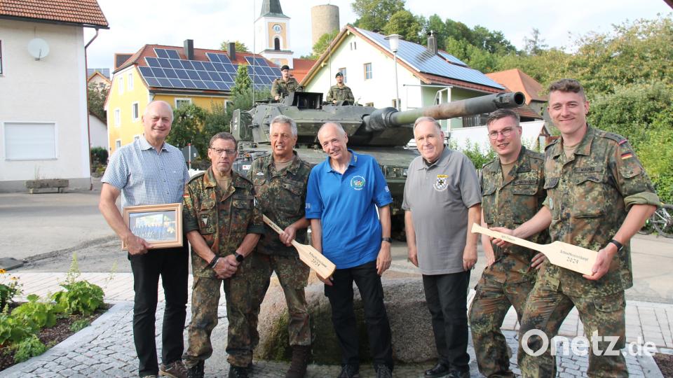 Walter Schauer, Ulrich Knoch, Karl-Heinz Trägler, Norbert Wagner, Horst Embacher, Sven Blankenhagen und Fabian Wagner vor dem Kampfpanzer Leopard in der Thansteiner Dorfmitte. Bataillon und Gemeinde sind seit 50 Jahren Partner. Bild: dl