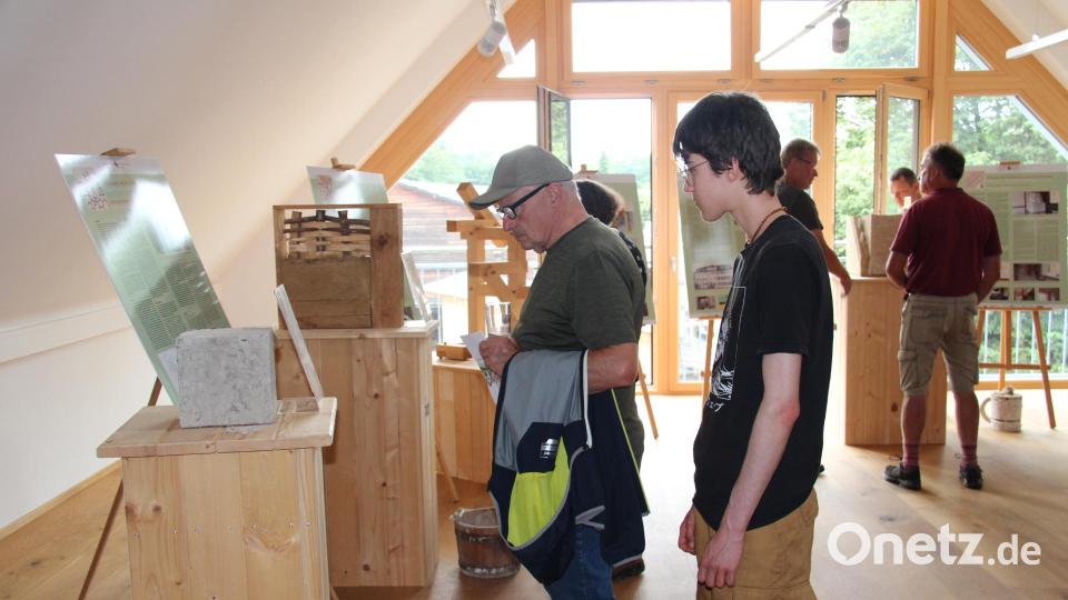 Gleich zwei Ausstellungen wurden am Sonntagnachmittag im Verwaltungsgebäude des Bärnauer Geschichtsparks eröffnet. Die eine beschäftigt sich mit dem alten Handwerk, das im Naturdorf neu gelernt wurde, und die andere stellt Leben und Wirken von Jan Zizka zu seinem 600. Todestag dar. Bild: prh