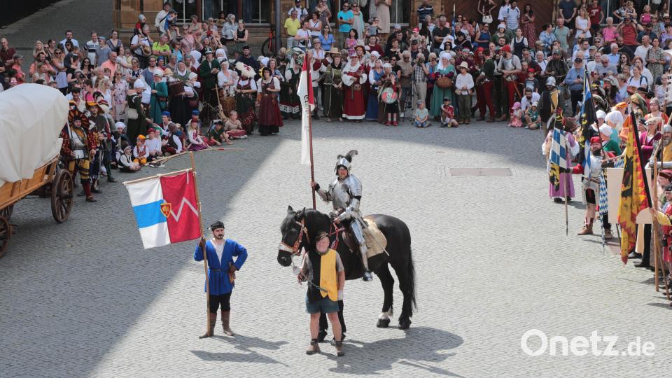 Amberger Brunnenfest. Der historische Festzug führte vom Malteserplatz durch die Fußgängerzone zum Marktplatz. Bild: Wolfgang Steinbacher