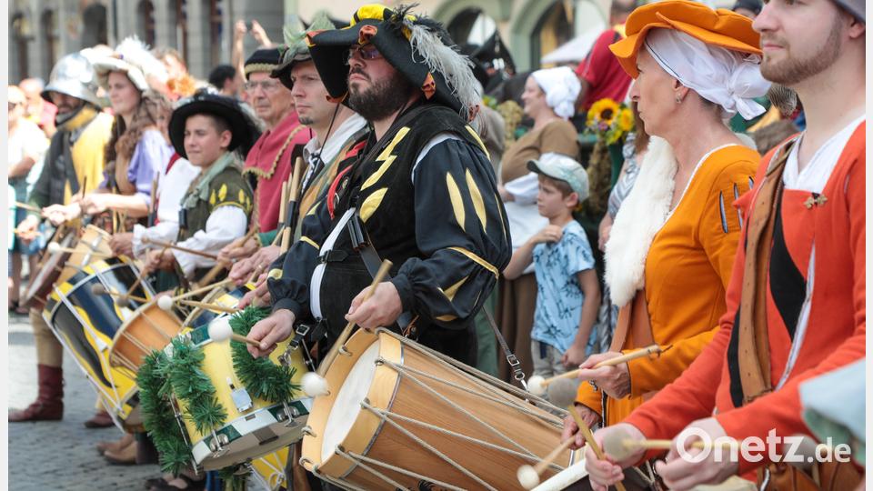 Der historische Festzug führte vom Malteserplatz durch die Fußgängerzone zum Marktplatz. Bild: Wolfgang Steinbacher