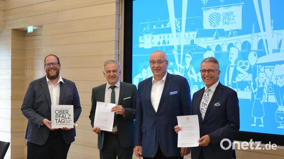 Nach der Unterzeichnung der Absichtserklärung: (von links) Thomas Harmsen, Roland Grillmeier, Franz Löffler und Franz Stahl. Das Format Oberpfalztag wurde mit einem kurzen Film (im Hintergrund) erläutert, den auch die Kooperationspartner Landkreis und Stadt Tirschenreuth für die Öffentlichkeitsarbeit mit verwenden können. Bild: pz
