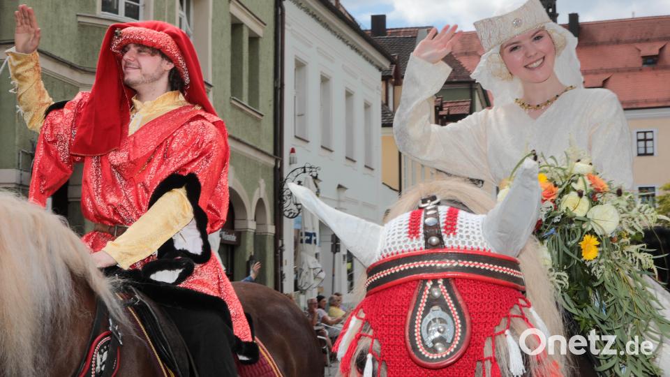 Der historische Festzug führte vom Malteserplatz durch die Fußgängerzone zum Marktplatz. Bild: Wolfgang Steinbacher